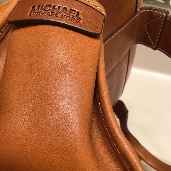 MICHAEL KORS LEATHER LARGE MESSENGER SATCHEL - Picture 6 of 16